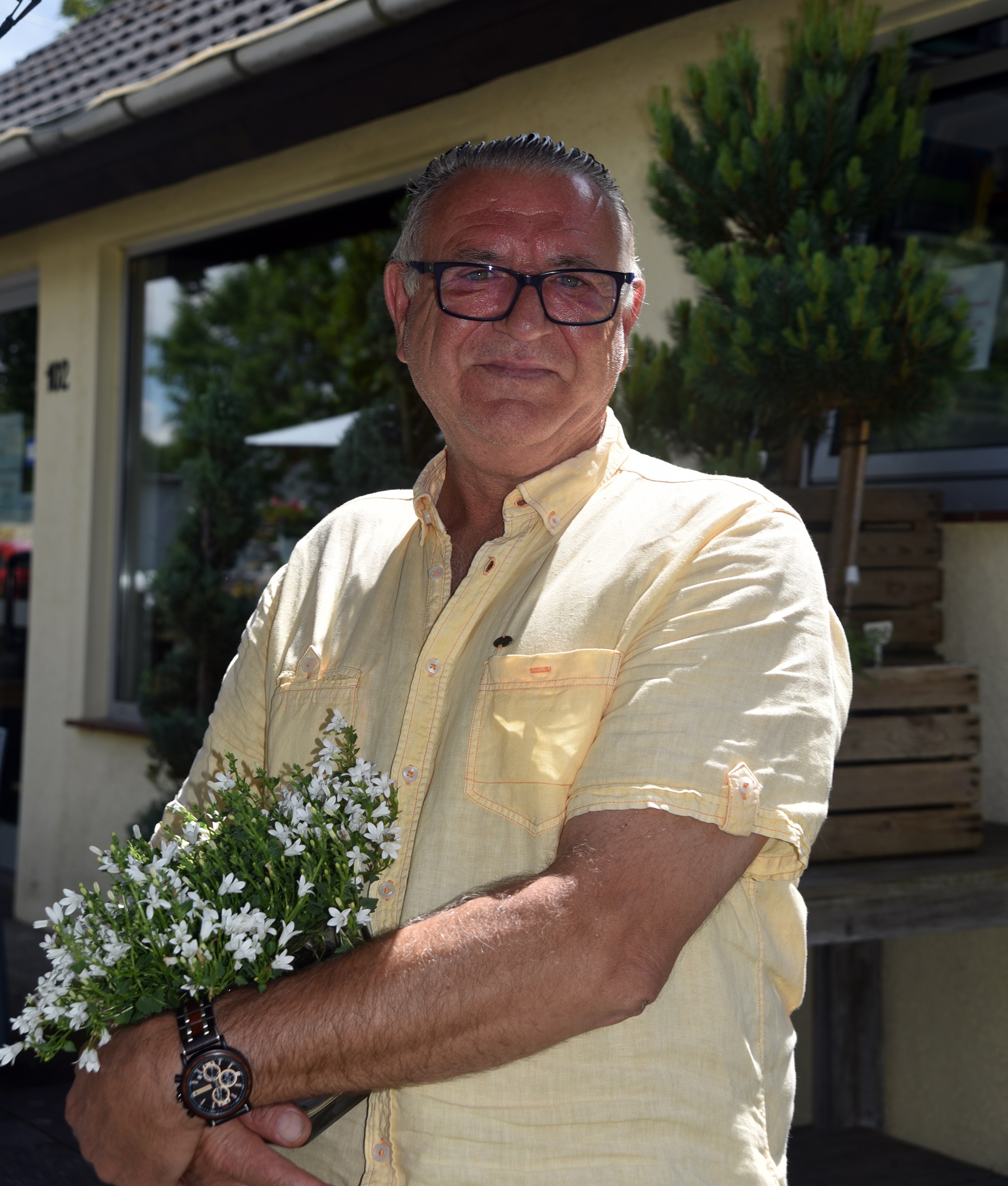 Oliver Ludwig vor seiner Gärtnerei in Dortmund-Grevel